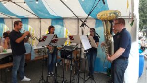Dorfchilbi Biberist im Harmonie-Zelt mit musikalischer Unterstützung aus den eigenen Reihen. 